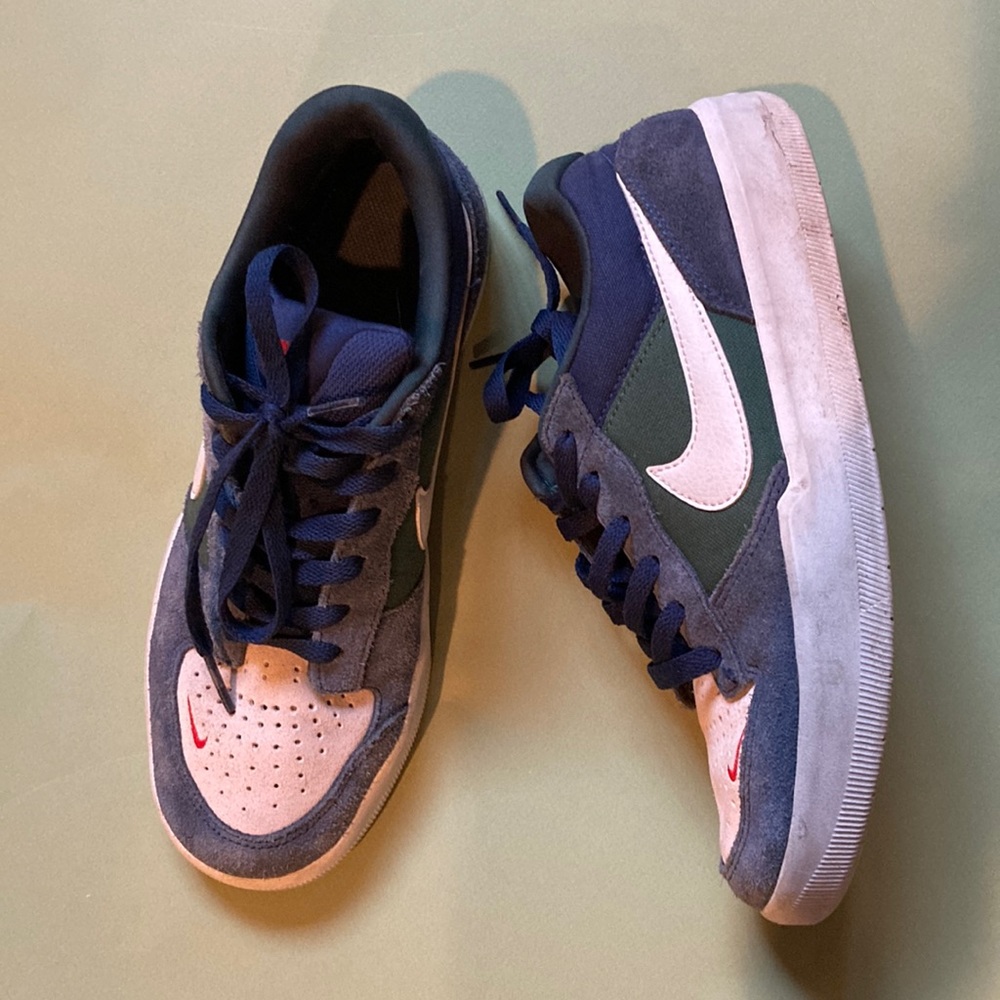 Nike sb forces, size 7 in men. Worn twice. Colors: green, blue, cream, red.